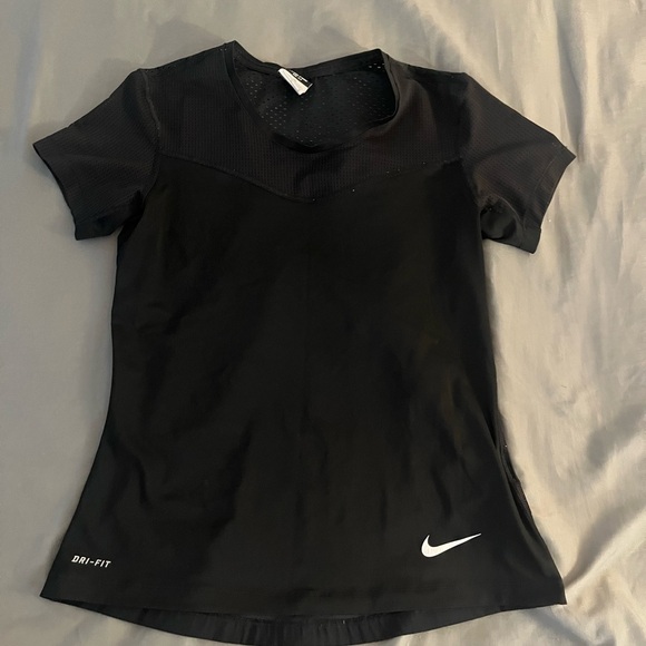 Nike Hypercool Training Top - Picture 2 of 4